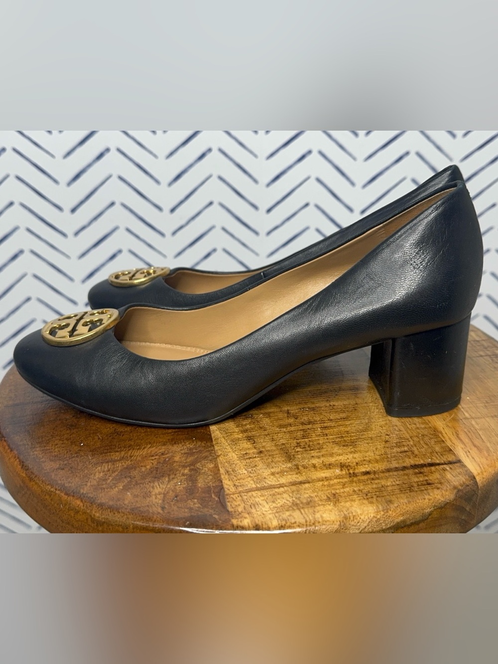 Tory Burch Black Leather Block Heel Pumps Gold Logo Medallion Excellent Size 8.5 - Picture 2 of 11